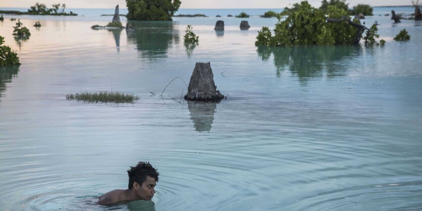 Ein Junge schwimmt im Meer