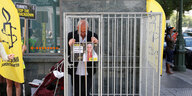 Philippe Hensmans, belgischer Leiter von Amnesty International, in einem Käfig vor der türkischen Botschaft in Brüssel