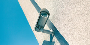 Überwachungskamera an einer Häuserwand