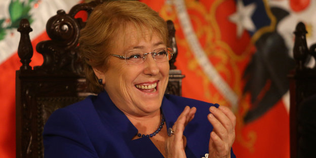 Präsidentin Bachelet lacht und klatscht in die Hände
