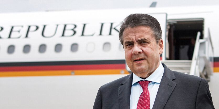 Sigmar Gabriel vor einem Flugzeug