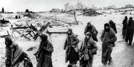 Eine schwarz-weiß-Aufnahme von deutschen Soldaten, im Hintergrund die Ruinen von Stalingrad