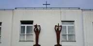 Christliche Symbole an einem Gebäude