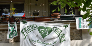 Friedel54-Transparent an einem Balkon