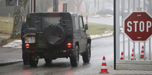 Ein Bundeswehrfahrzeug fährt auf ein Kasernengelände