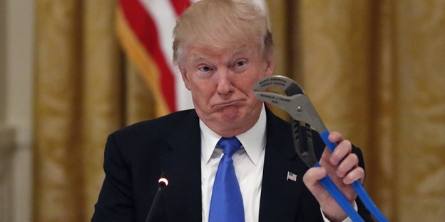 Donald Trump mit einer Kneifzange