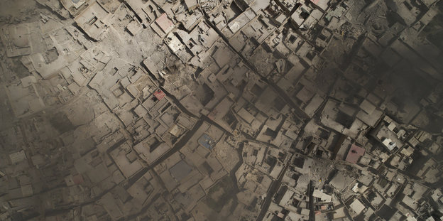 Mossuls zerstörte Altstadt aus der Luftperspektive, Rauchsäulen steigen nach Angriffen auf.