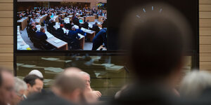 Ein Monitor im Plenarsaal