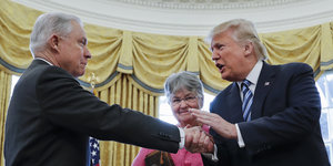 Foto des US-Präsident Donald Trump. Er gratuliert dem damaligen US-Justizminister Jeff Sessions nachdem er am 09.02.2017 seinen Amtseid abgelegt hat.