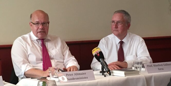 Peter Altmaier (li.) und Wolfgang Güllner sitzen an einem Tisch