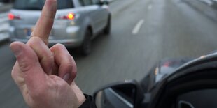 Autofahrer zeigt Mittelfinger