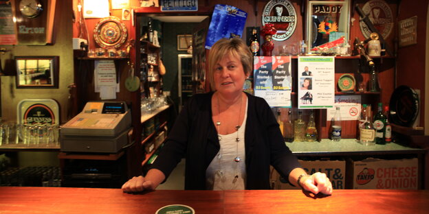 Triona Britton steht hinter dem Tresen ihres Pubs in Pettigo.