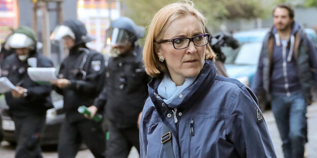 Margarete Koppers mit Polizisten auf einer Demo