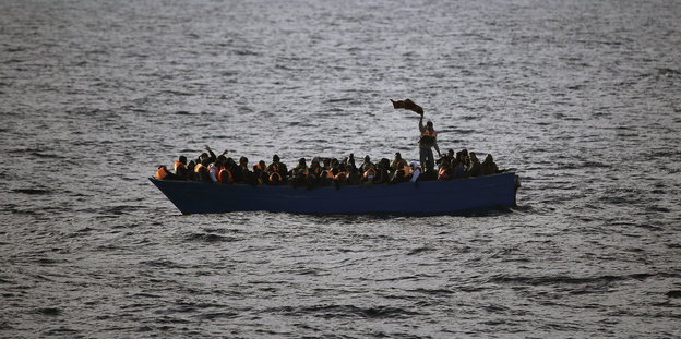 Flüchtlinge in einem manövrierunfähigen Boot auf dem Mittelmeer