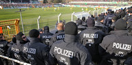 Polizisten auf der Tribüne eines Fußballstadions