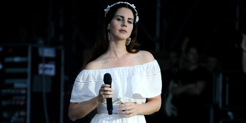 Eine Frau im weißen Kleid mit weißen Blumen im Haar