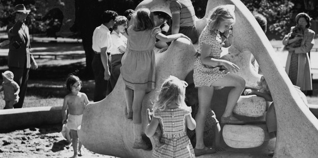 Spielende Kinder an der Skulptur 1949