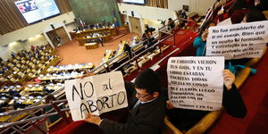 Demonstranten im Abgeordnetenhaus in Valparaiso, Chile, halten Plakate mit der Aufschrift "Nein zu Abtreibung" in die Höhe