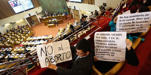 Demonstranten im Abgeordnetenhaus in Valparaiso, Chile, halten Plakate mit der Aufschrift "Nein zu Abtreibung" in die Höhe