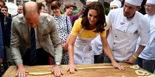 Kate und WIlliam backen Brezeln