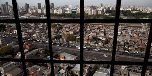 Blick auf eine Stadt durch ein Fenstergitter