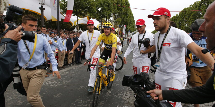 Chris Froome fährt ins Ziel