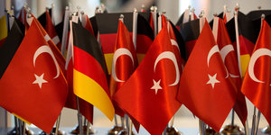 eine Vielzahl kleiner türkischer und deutscher Tischflaggen