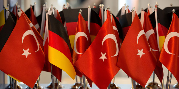 eine Vielzahl kleiner türkischer und deutscher Tischflaggen