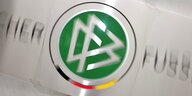 Das Logo des Deutschen Fußballbunds - etwas unscharf
