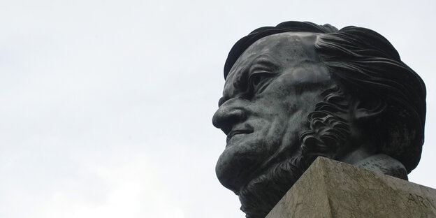 Eine schwer aussehende steinerne Büste des Komponisten Richard Wagner im Profil