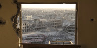 Ein Fenster, durch das die zerstörte Stadt Mossul im Irak zu sehen ist