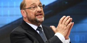 Martin Schulz hält beide Hände zusammen