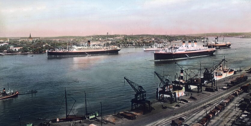 Schiffe und Kräne in einem Hafen