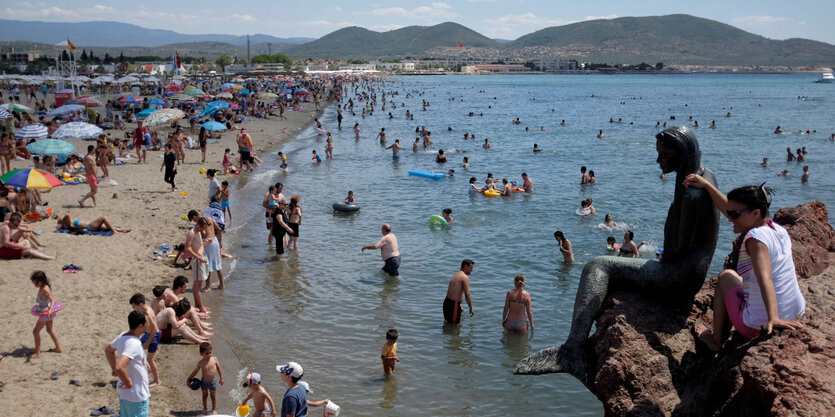 Touristen an einem türkischen Strand