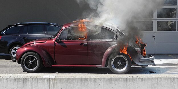 Ein brennendes Auto