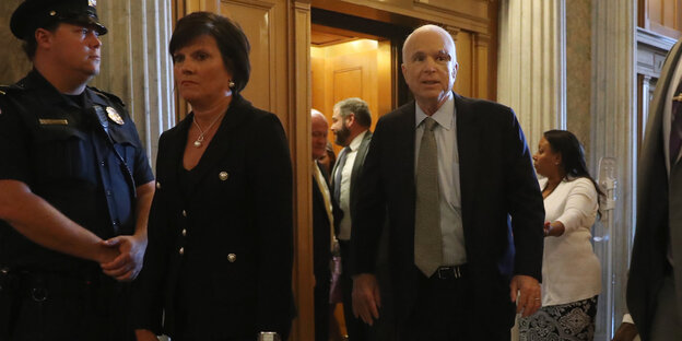 John McCain steht im Flur des Senats