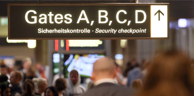 Ein Flughafenschild zur Sicherheitskontrolle