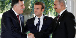 Präsident Macron begrüsst den General Hafte rund den libyscen Ministerpräsidenten al-Sarraj