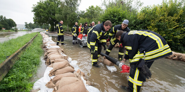 Feuerwehrleute stapeln Sandsäcke in Hildesheim Feuerwehrleute stapeln Sandsäcke in Hildesheim