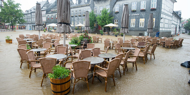 Marktplatz in Goslar voller Wasser Marktplatz in Goslar voller Wasser