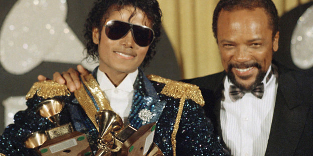 Michael Jackson und Quincy Jones mit Trophäen
