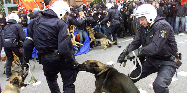 Polizisten mit ihren Hunden bei Protesten in Göteborg 2001