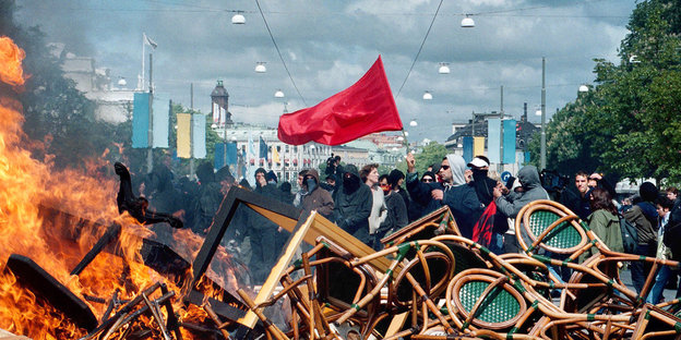 Brennende Barrikaden und eine rote Fahne in Göteborg 2001