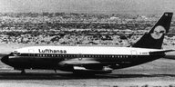 Ein schwarz-weiß Foto eines Lufthansa-Flugzeugs