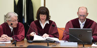 Drei Staatswälte in Violetten Roben sitzen im Gerichtssaal