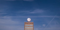Haus mit VW-Logo, darüber düsterer Himmel