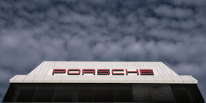 Wolken sind am Himmel hinter dem Porsche-Stammsitz in Stuttgart-Zuffenhausen