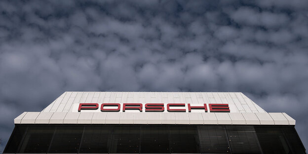 Wolken sind am Himmel hinter dem Porsche-Stammsitz in Stuttgart-Zuffenhausen