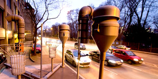 Blick auf technische Geräte am Rand einer befahrenen Straße