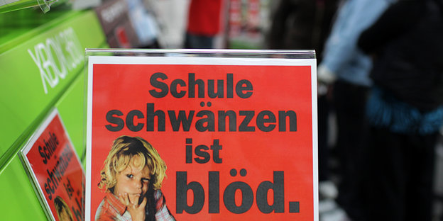 Plakat mit Aufschrift "Schuleschwänzen ist blöd"